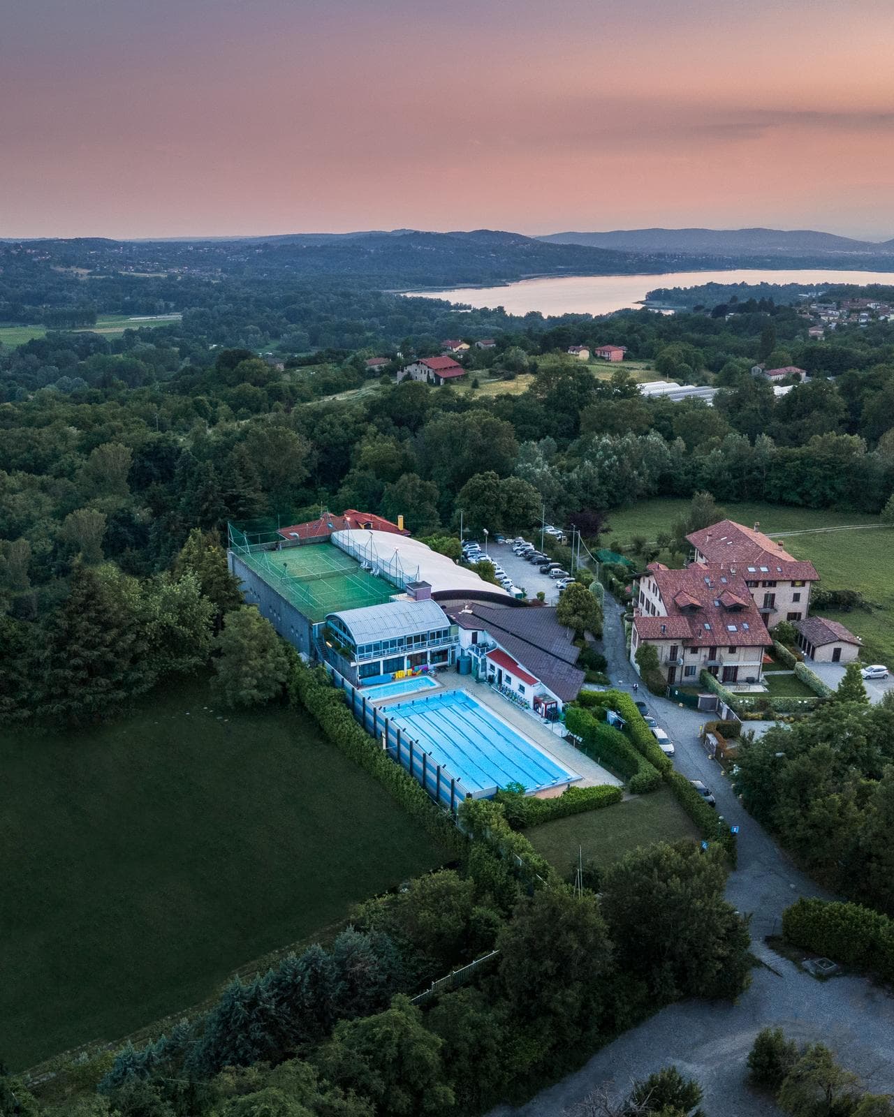 Vista aerea del centro New Way Fitness a Varese con piscina esterna e lago sullo sfondo